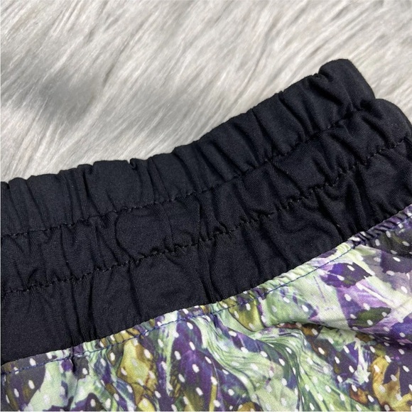 Lululemon Tracker Shorts III | Size 6 - Picture 5 of 9